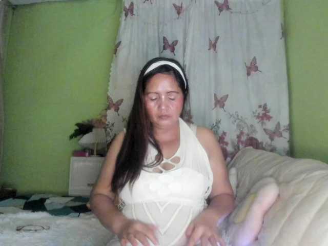 RoseTinz45 live cam on BongaCams
