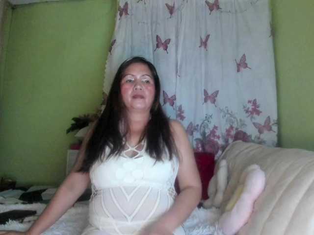 RoseTinz45 live cam on BongaCams