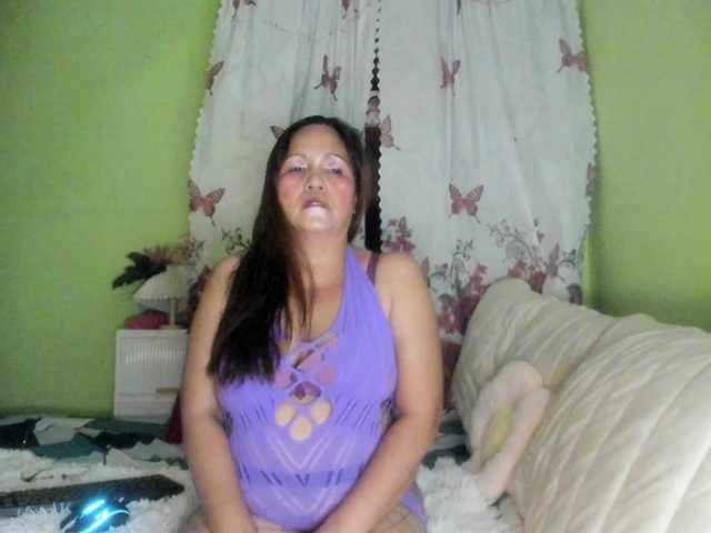 RoseTinz45 live cam on BongaCams