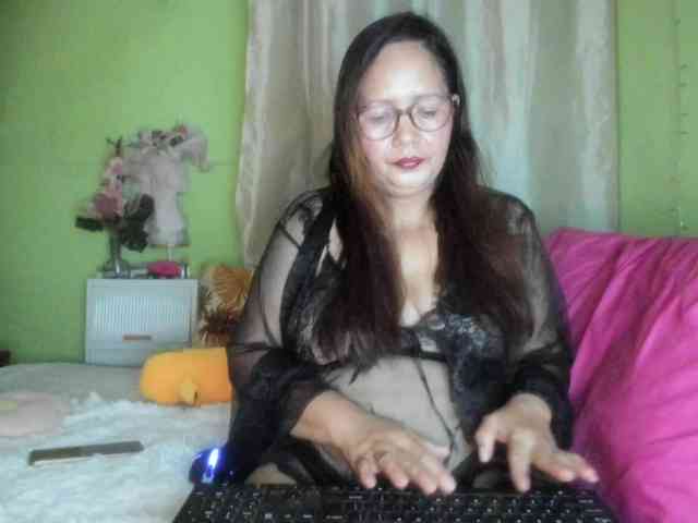 RoseTinz45 webcam