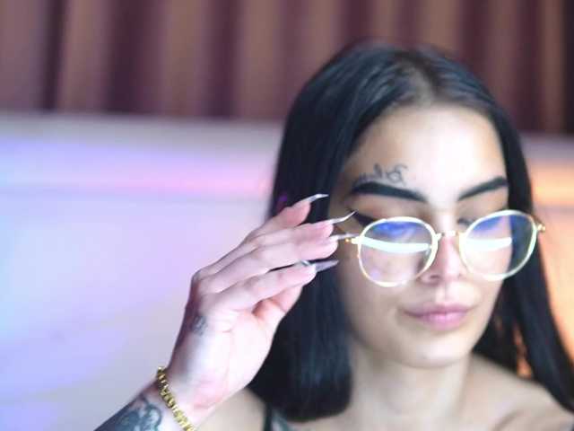 le modèle KarsynJayde est en webcam porno dans un show sur le site bongacams, il possède les tags suivants: White/Caucasian,Brunette,Shaved