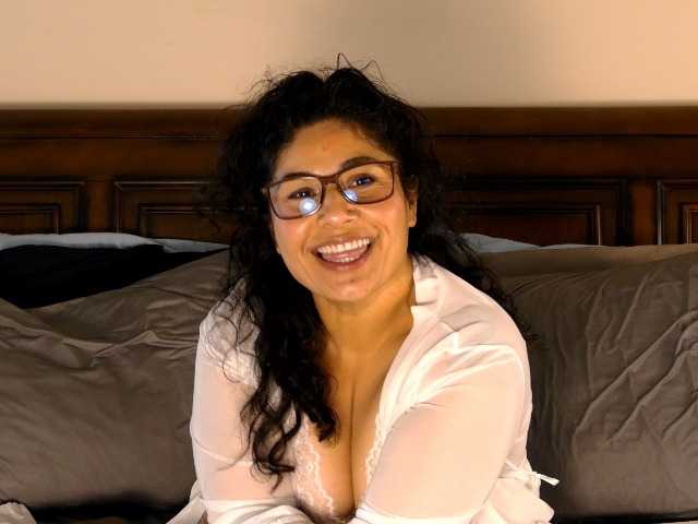 Juicyteacher85 live cam on BongaCams