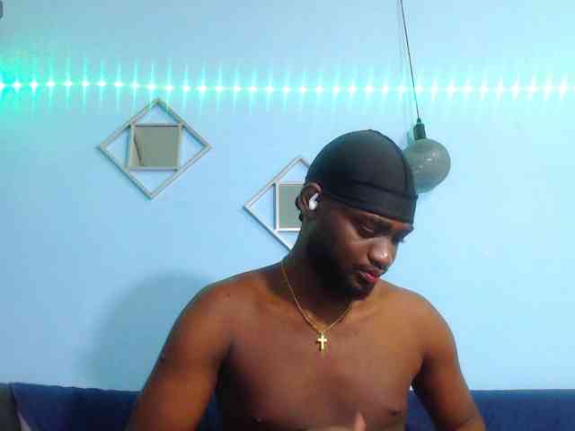 Este modelo está ao vivo agora. BlackStalliion69