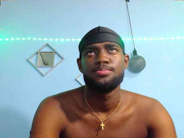 Este modelo está ao vivo agora. BlackStalliion69