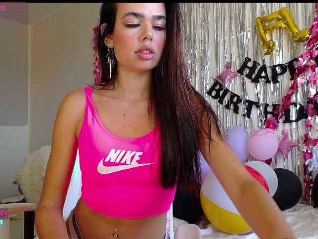 GiaVibey live cam on BongaCams