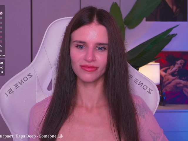 EmiMoon live cam preview