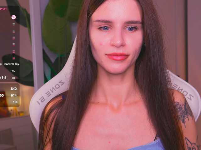 EmiMoon live cam preview