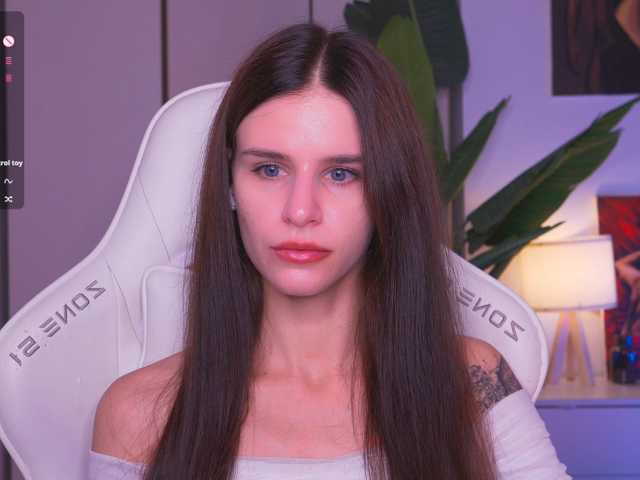 EmiMoon live cam preview