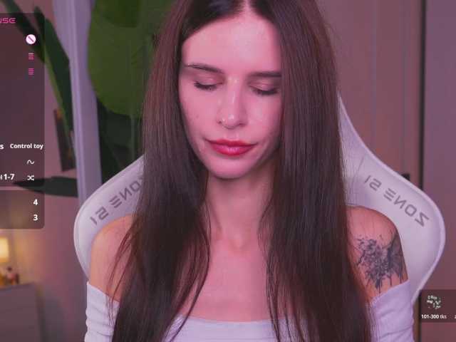 EmiliAva82936, en directo ahora en BongaCams