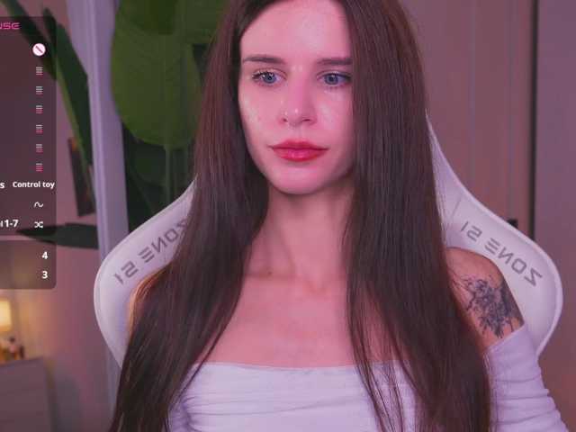 EmiliAva82936, en directo ahora en BongaCams
