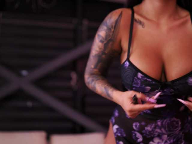AishaaDevoe live cam on BongaCams