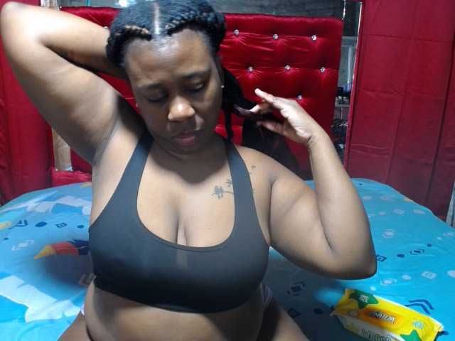 le modèle amijacobs est en webcam porno dans un show sur le site bongacams, il possède les tags suivants: Ebony,Brunette,Trimmed