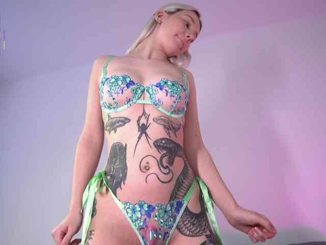 Model: RanyLoveTomson
