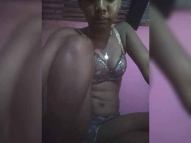 Sarah02 live cam on BongaCams
