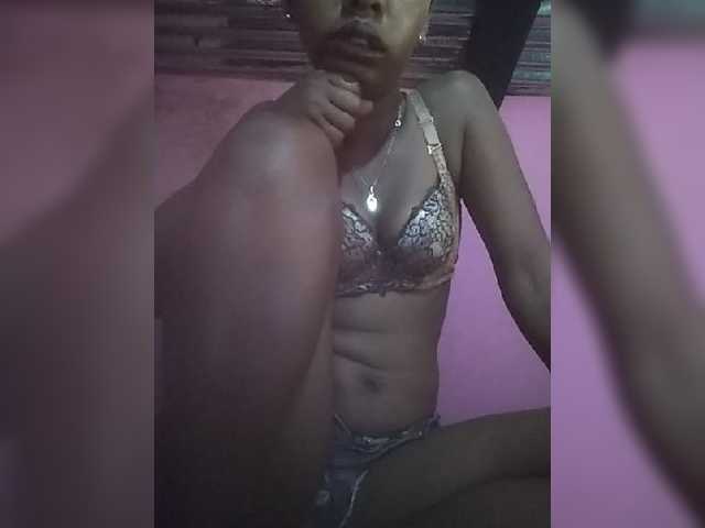 Sarah02 live cam on BongaCams