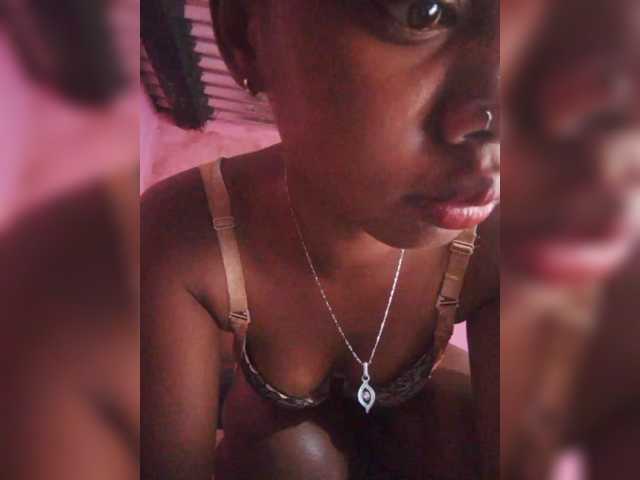 Sarah02 live cam on BongaCams