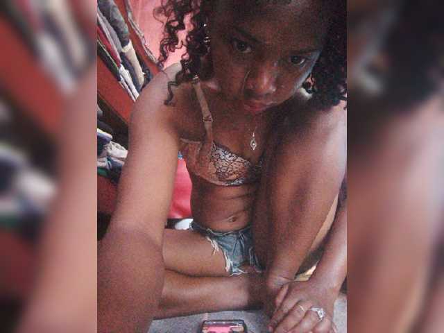 Sarah02 live cam on BongaCams