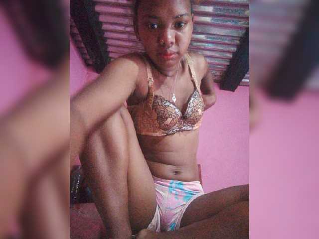 Sarah02 live cam on BongaCams