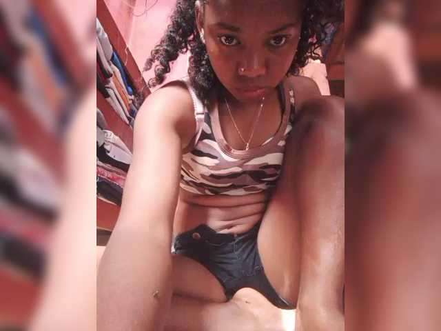 Sarah02 live cam on BongaCams