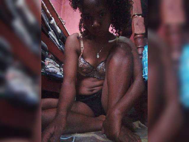 Sarah02 live cam on BongaCams