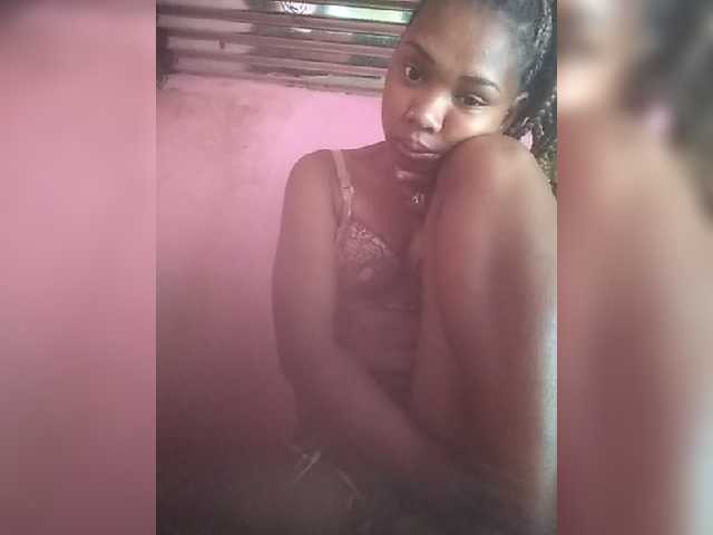 Sarah02 live cam on BongaCams
