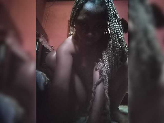 Sarah02 live cam on BongaCams