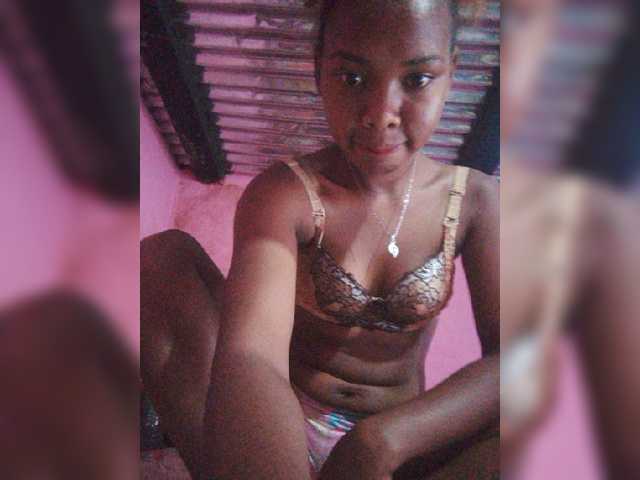 Sarah02 live cam on BongaCams
