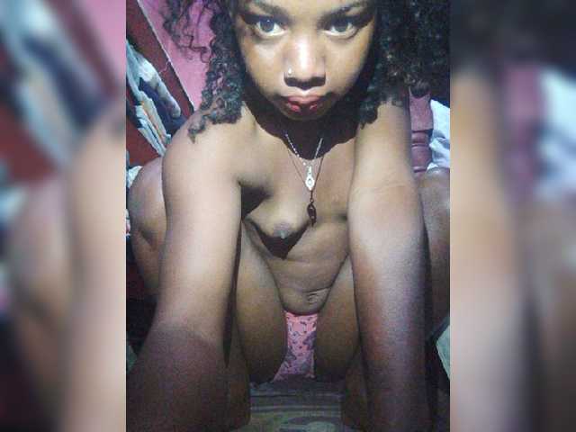 Sarah02 live cam on BongaCams