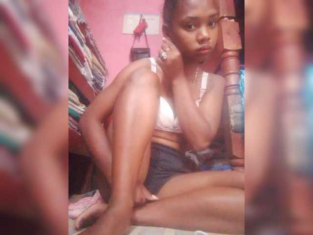 Sarah02 live cam on BongaCams