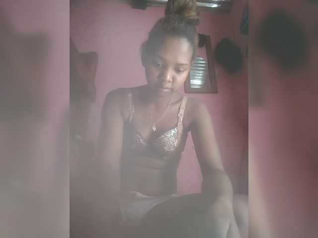 Sarah02 live cam on BongaCams