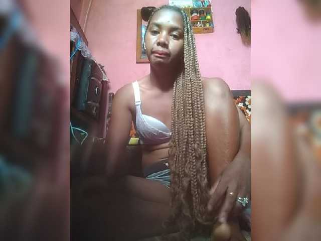 Sarah02 live cam on BongaCams