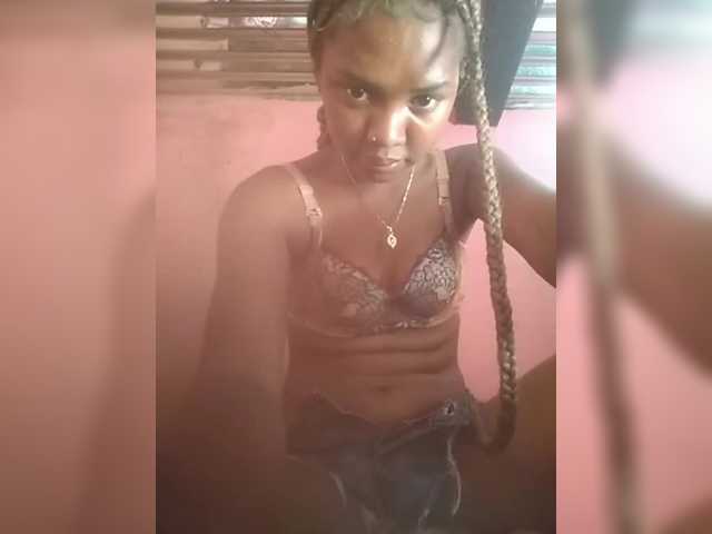 Sarah02 live cam on BongaCams