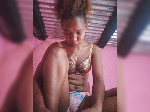 Sarah02 live cam on BongaCams