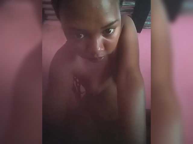 Sarah02 live cam on BongaCams