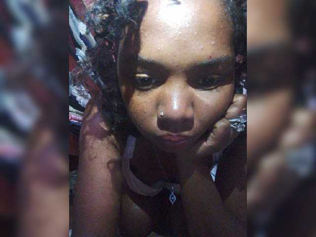 Sarah02 live cam on BongaCams