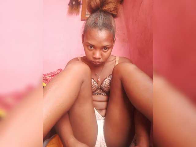 Sarah02 live cam on BongaCams