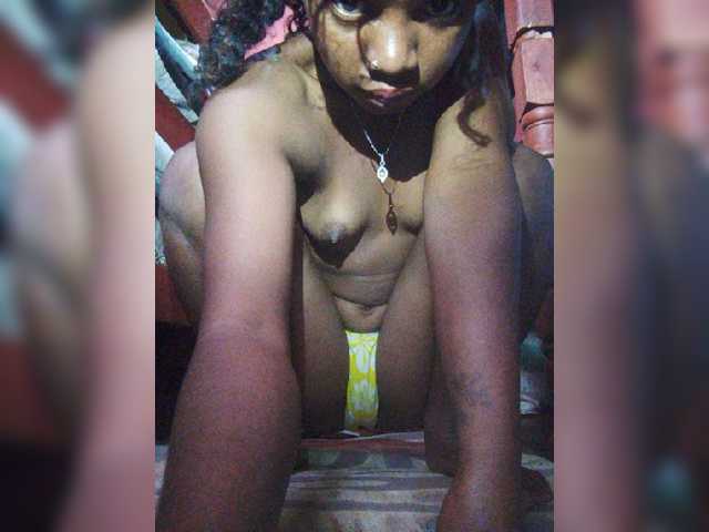 Sarah02, en directo ahora en BongaCams