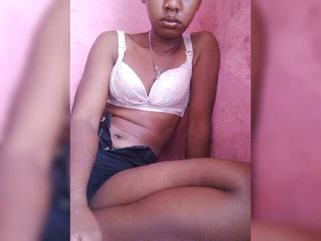 Sarah02 live cam on BongaCams