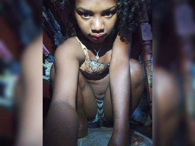 Sarah02 live cam on BongaCams