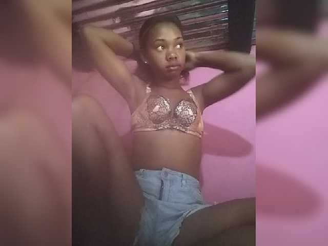 Sarah02 live cam on BongaCams