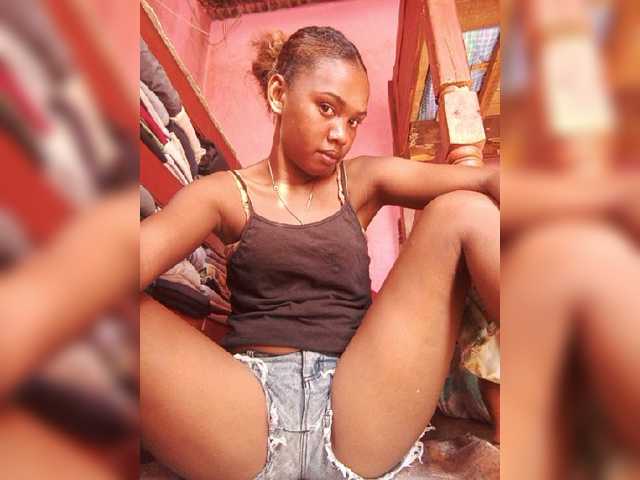 Sarah02 live cam on BongaCams