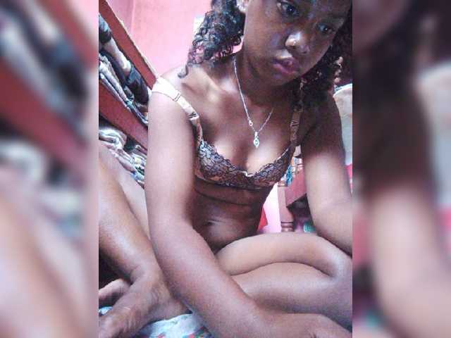 Sarah02 live cam on BongaCams
