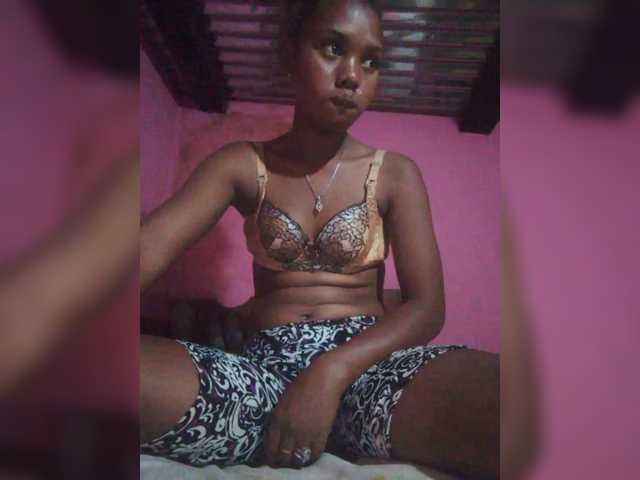 Sarah02 live cam on BongaCams