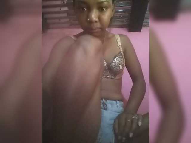 Sarah02 live cam on BongaCams