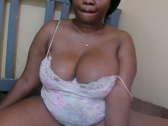 le modèle Strangerdanger2 est en webcam porno dans un show sur le site bongacams, il possède les tags suivants: Ebony,Brunette,Shaved