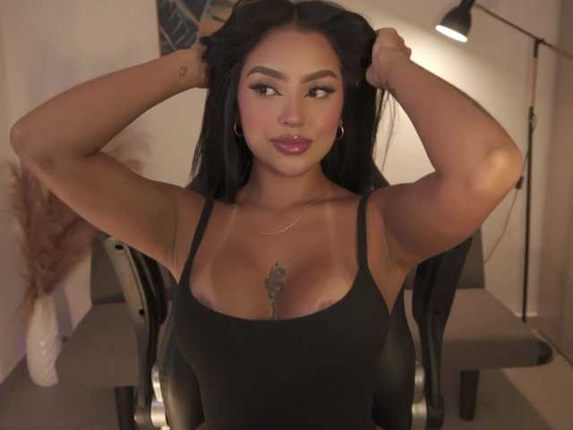 SaraWinstone1 live cam on BongaCams