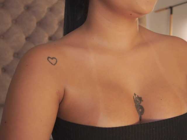 SaraWinstone1 live cam