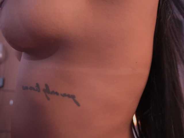 SaraWinstone1 live cam on BongaCams