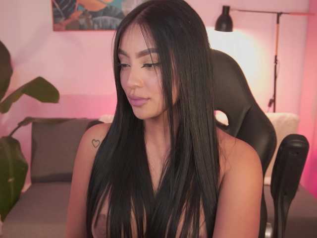 SaraWinstone1 live cam on BongaCams