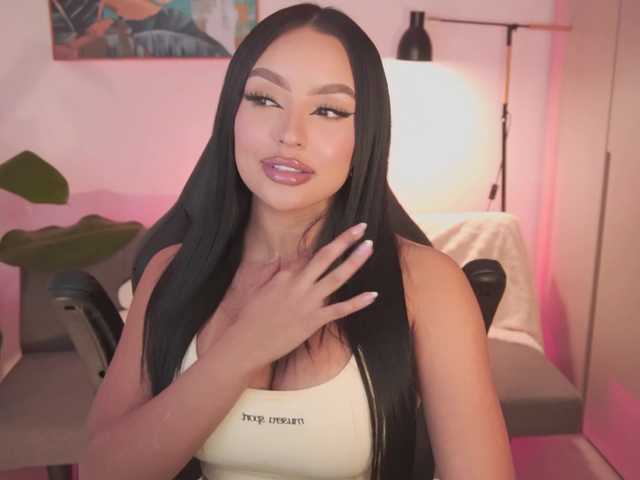 SaraWinstone1 live cam on BongaCams